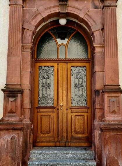 Im Herzen von Waldkirch: Unser Büro befindet sich in der alten Gewerbeschule, einem historischen Gebäude mit viel Charakter.